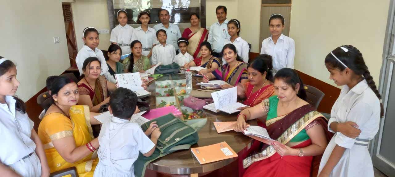 शामली। शहर के सरस्वती विद्या मंदिर इंटर कॉलिज में पूर्व छात्र परिषद द्वारा पर्यावरण जागरूकता विषय पर चित्रकला प्रतियोगिता का आयोजन किया गया। 1 11 3