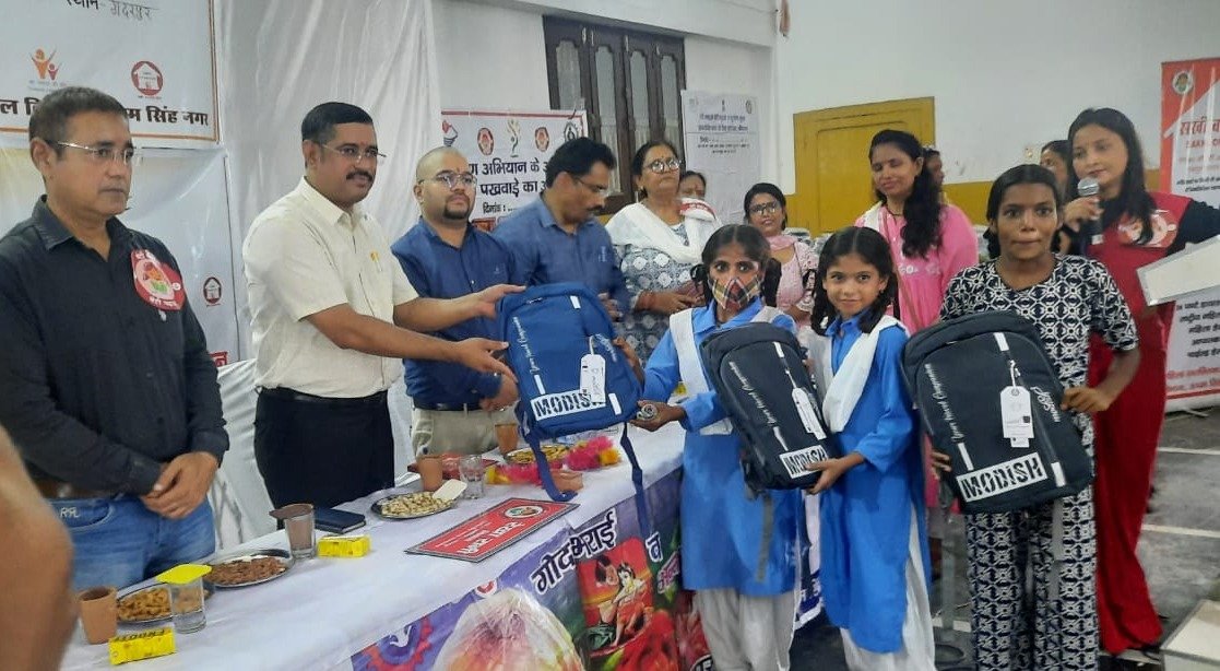 जिलाधिकारी ने बेटी बचाओ एवं बेटी पढ़ाओ योजना के अन्तर्गत ’’घर की पहचान लाडली’’ कार्यक्रम का दीप प्रज्वलित कर किया शुभारम्भ 1 1ade3525 c260 4cc7 a824 94d5ee389ee9