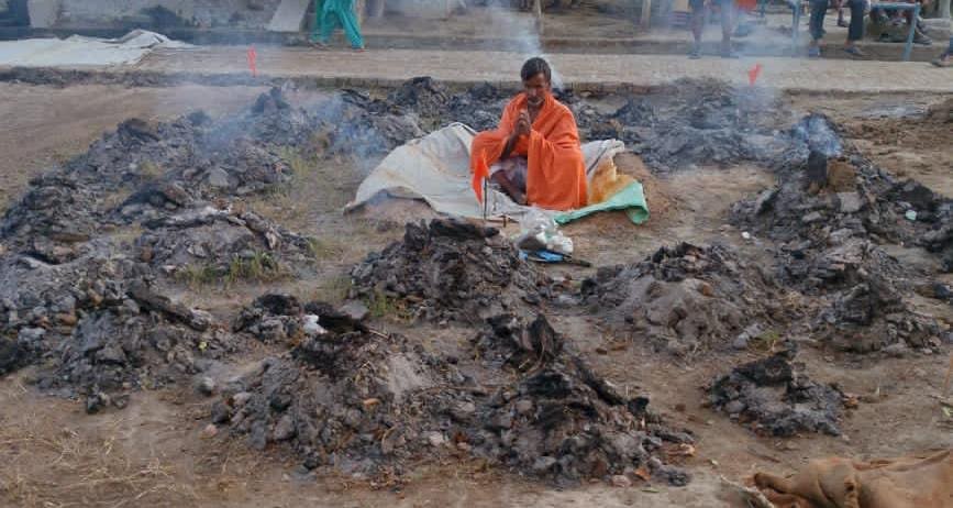 इन्द्र देव को खुश करने के लिए धुना लगा कर तपस्या करता बुजुर्ग 1 1dd6e6b1 3374 446f 93b2 858f327bbc12