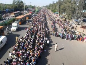 दिल्ली आनंद विहार: 12 घंटे में लाखों लोगों ने किया पलायन, अभी स्टेशन पर हजारों की भीड़ है