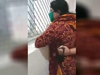 उत्तर प्रदेश : दूर खड़ी शव को अपनी पहली मुलाकात के सुना रही थी तराने; कोरोना से हुई थी पति की मौत 1 FB IMG 1588323738676 1