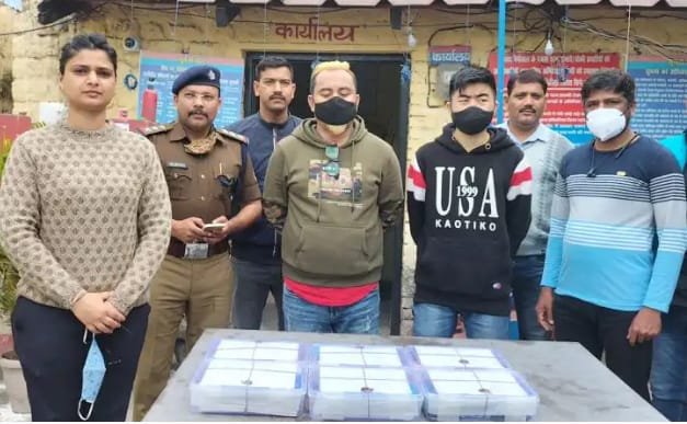 शातिर साइबर ठग फंसे एसटीएफ के शिकंजे में, कई पासपोर्ट समेत लाखों की नगदी बरामद 1 15