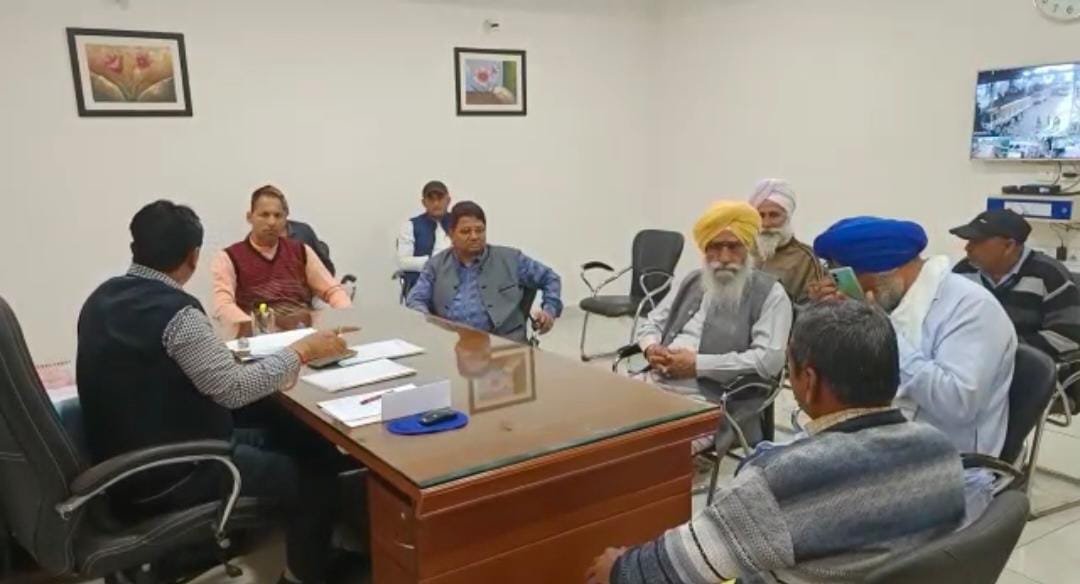 किसानों ने किच्छा चीनी मिल निदेशक का किया घेराव 1 21