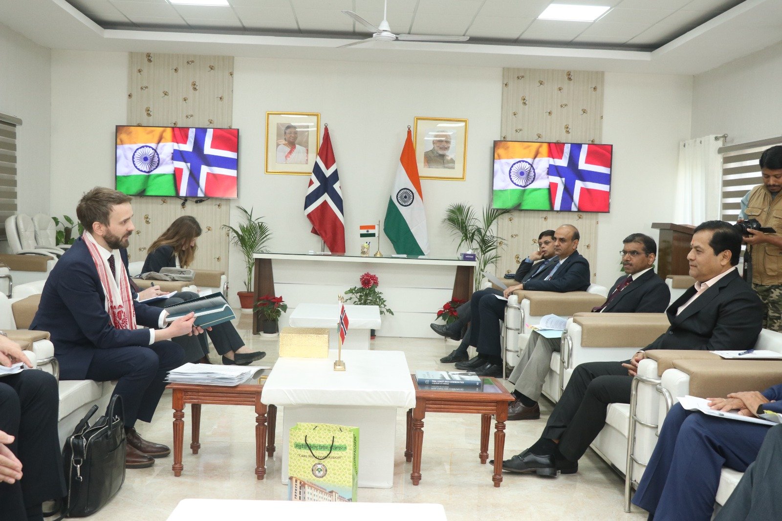 श्री सर्बानंद सोनोवाल ने नॉर्वे के व्यापार और उद्योग मंत्री श्री जान क्रिश्चियन वेस्ट्रे से भेंट की 5 0DDB4F24 ADEF 4C88 A45F 02A6EAE4E3611QR4
