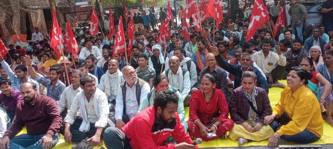 रेहड़ी पटरी वालों ने नोएडा प्राधिकरण पर प्रदर्शन कर दिया ज्ञापन अनिश्चितकालीन धरना जारी 3 907701a6 ba16 4076 89dd c858ccad0c20