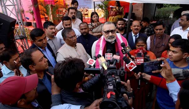 नोएडा में सरस मेले के दौरान, मंत्री ने मनरेगा बजट में कटौती का आरोप लगाने पर कड़ी आपत्ति व्यक्त की 1 image0011C5H