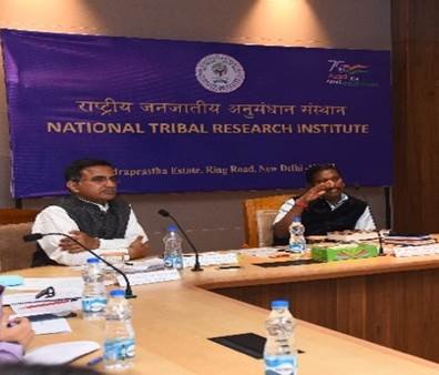 केंद्रीय जनजातीय मामले मंत्री अर्जुन मुंडा ने चर्चा की अध्यक्षता की 11 image002SLO1