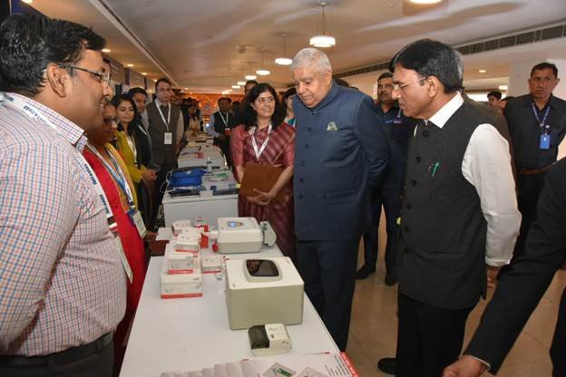 उपराष्ट्रपति श्री जगदीप धनखड़ ने राष्ट्रीय संगोष्ठी का उद्घाटन किया 3 image0046661