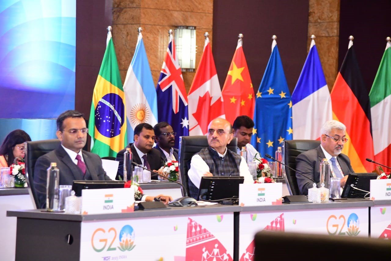 वित्त राज्य मंत्री डॉ. भागवत किशनराव कराड़ ने मुंबई में बैठक का उद्घाटन किया 9 karad 1I8HX