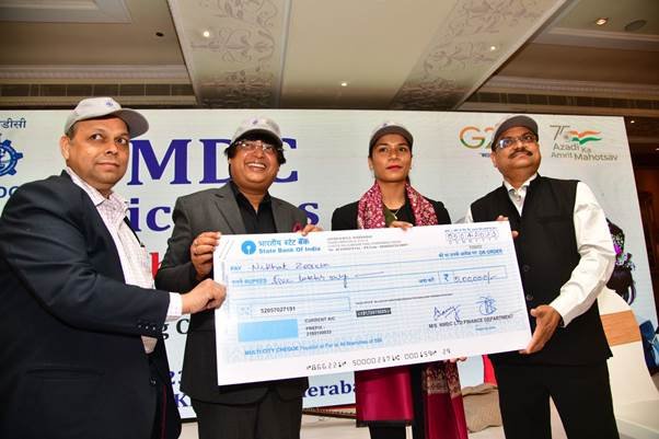 एनएमडीसी ने अपनी ब्रांड एंबेसडर और विश्व चैंपियन निकहत जरीन को सम्मानित किया 3 image001KY33