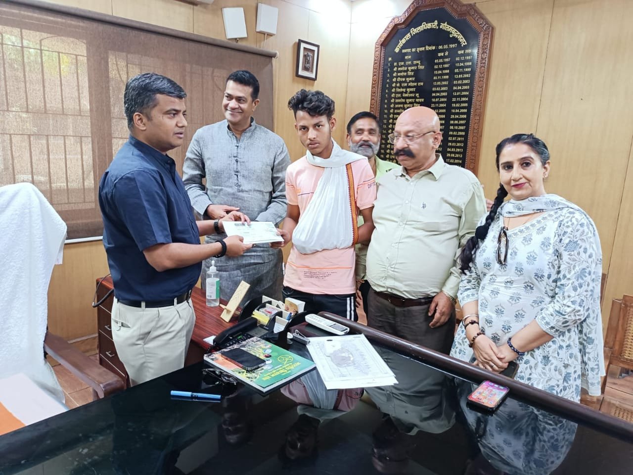 एनईए अध्यक्ष विपिन मल्हन ने दुर्घटनाग्रस्थ प्रवासी श्रमिक को दी एक लाख रुपए आर्थिक सहायता 1 26c2dc1a 3788 4bb4 9dcc ed7716f9264a