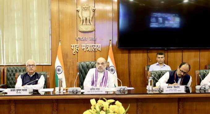 केन्द्रीय गृह मंत्री अमित शाह ने चक्रवाती तूफान की तैयारियों की समीक्षा के लिए बैठक की 7 image001MJVG