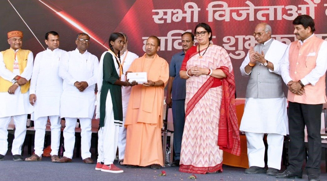 उत्तर प्रदेश के मुख्यमंत्री योगी आदित्यनाथ ने विजेता खिलाड़ियों को दिया पुरस्कार 7 WhatsAppImage2023 10 13at17.17.40A6UR