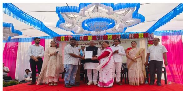 विकसित भारत संकल्प यात्रा के पहले चरण में जनजातीय जिलों की ग्राम पंचायतों को अभिनंदन पत्र प्रदान किए गए 11 image003CBTB