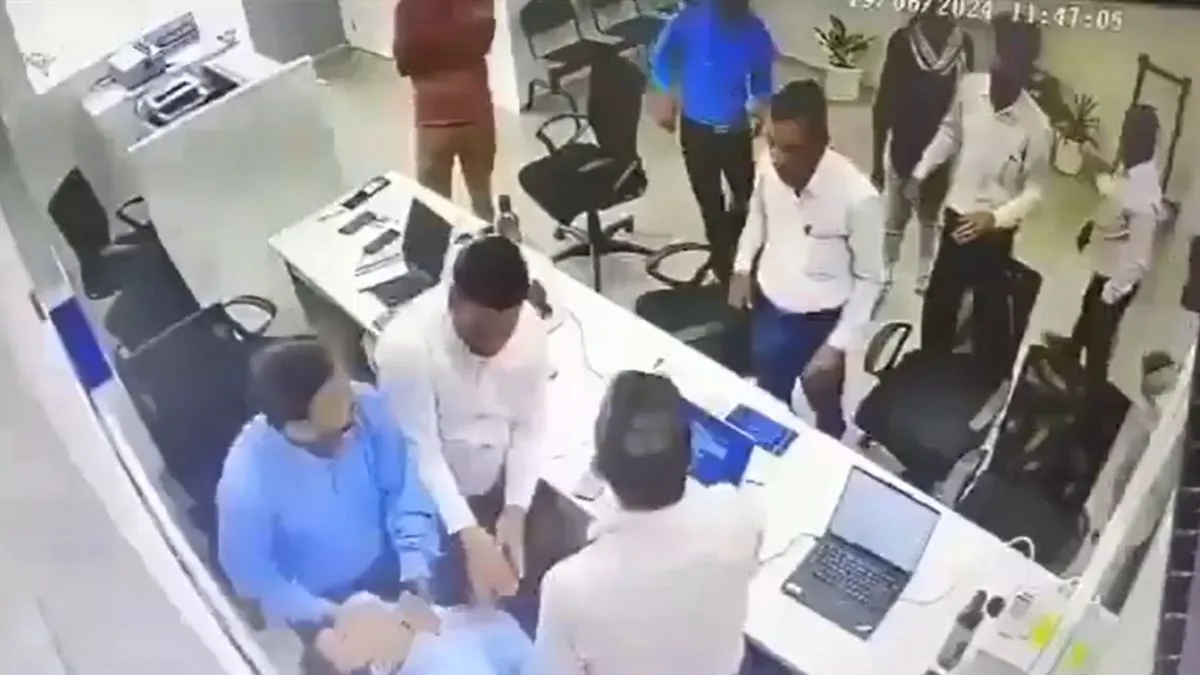 HDFC बैंक में बैठे कर्मचारी की मौत का वीडियो वायरल 1 Mahoba