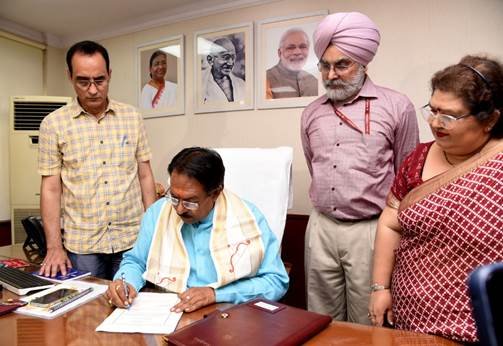 हर्ष मल्होत्रा ने आज कॉरपोरेट कार्य राज्य मंत्री का पदभार संभाला 5 image001OQ0G