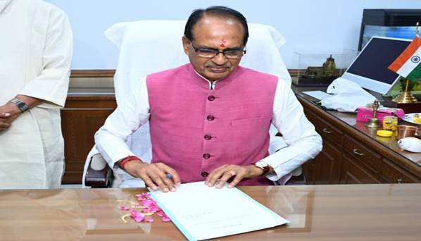 केंद्रीय मंत्री शिवराज सिंह चौहान ने आधिकारिक तौर पर कृषि एवं किसान कल्याण मंत्रालय का कार्यभार संभाला 9 image001SO5M