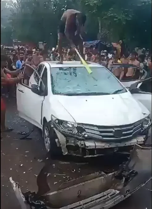 कार का बोनट उखाड़ा दरवाजे तोड़े शीशे फोड़े NCR में भड़के कांवड़िये 3 Ghaziabad kanwadis Ruckus e1722103181832