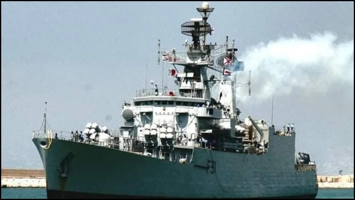 INS ब्रह्मपुत्र में लगी भीषण आग, नाविक लापता, एक ओर को झुक गया युद्धपोत 3 INS Brahmaputra Fire