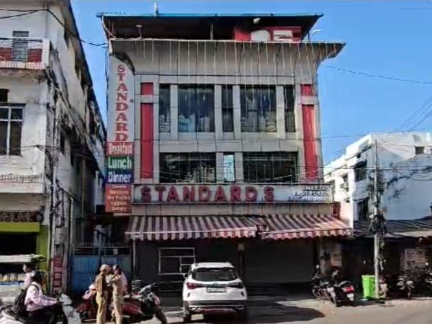 फ्रिज ठीक करने आए इलेक्ट्रीशियन के ऊपर गिरा गैस सिलेंडर, मौके पर हुई दर्दनाक मौत 3 WhatsApp Image 2024 10 24 at 20.06.16 632c042e