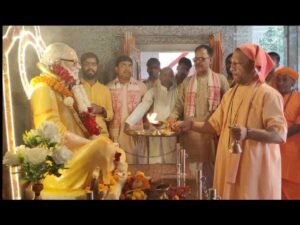 UP के सीएम योगी ने गुरु पूर्णिमा पर की विशेष पूजा