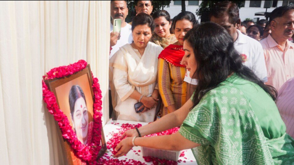 BJP सांसद बांसुरी स्वराज, अन्य नेताओं ने केंद्रीय मंत्री सुषमा स्वराज को उनकी पुण्यतिथि पर श्रद्धांजलि दी 1 BJP