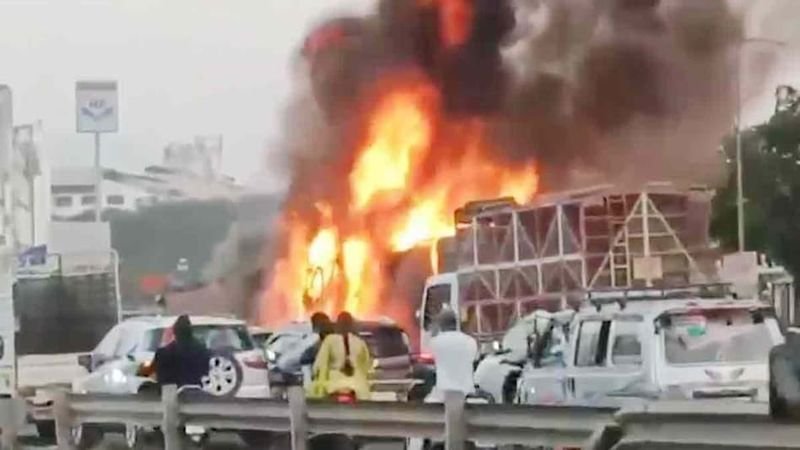 Pune सड़क दुर्घटना: ट्रक के कई वाहनों से टकराने से कम से कम 6 लोगों की मौत, कई घायल 1 Pune