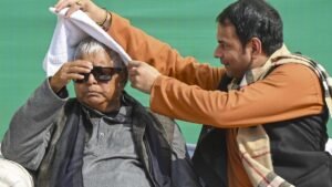 Lalu ने तेज प्रताप के संक्रांति भोज में शिरकत की, चुनाव में मिली करारी हार के बाद सुलह के संकेत दिए।