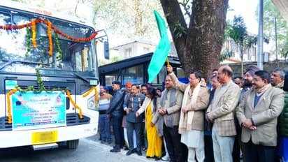 Uttarakhand के मुख्यमंत्री धामी ने सार्वजनिक परिवहन को बढ़ावा देने के लिए 100 नई बसों को हरी झंडी दिखाकर रवाना किया। 1 Uttarakhand