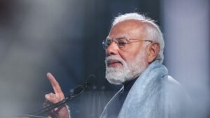 AI इम्पैक्ट समिट के दौरान PM नरेंद्र मोदी ने भीड़ का अभिवादन किया।