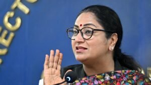 Delhi की मुख्यमंत्री रेखा गुप्ता ने आईजीआई हवाई अड्डे पर मिस्ट सिस्टम का शुभारंभ किया और ‘स्वच्छ वायु, स्वच्छ दिल्ली’ मिशन की पुष्टि की।