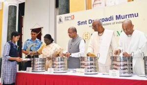 Akshay पात्र के 5 अरब भोजन वितरण समारोह के उपलक्ष्य में राष्ट्रपति मुर्मू ने छात्रों को भोजन वितरित किया।