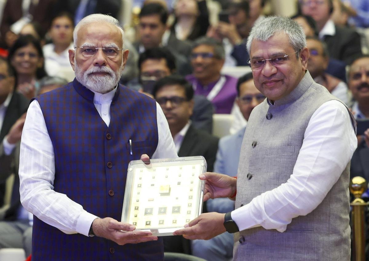 Ashwini वैष्णव ने भारत के सेमीकंडक्टर क्षेत्र को नई ऊंचाइयों पर ले जाने के लिए प्रधानमंत्री मोदी की सराहना की। 1 Ashwini