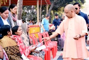 Gorakhpur में जनता दर्शन के दौरान मुख्यमंत्री योगी आदित्यनाथ ने जनता की शिकायतें सुनीं।
