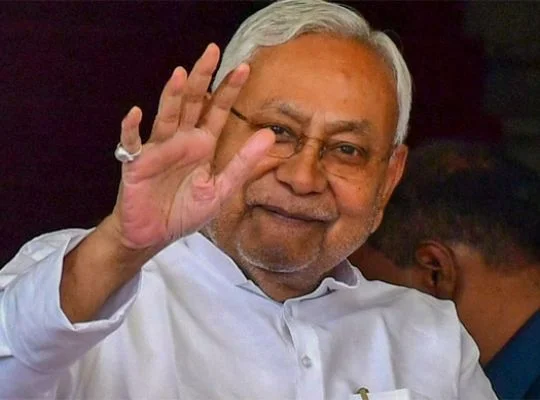 यात्रा के दौरान राज्यसभा के मुद्दे पर Nitish की चुप्पी ने सवाल खड़े कर दिए हैं। 1 Nitish