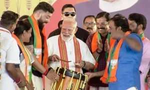 PM मोदी ने केरल की रैली में ‘चेंडा’ बजाया, भीड़ ने उनका जोरदार स्वागत किया।