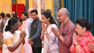 President मुर्मू ने सांसदों के लिए नाश्ते का आयोजन किया; दिल्ली की उपराज्यपाल संधू ने उनसे मुलाकात की।