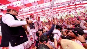 SP प्रमुख अखिलेश यादव ने उत्तर प्रदेश के इटावा में अपने समर्थकों और पार्टी कार्यकर्ताओं के साथ होली मनाई।