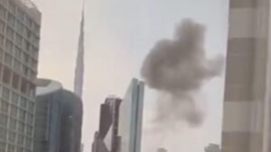 UAE द्वारा ईरानी हमले को नाकाम करने के बाद दुबई के शेख जायद रोड स्थित इमारत पर मलबा गिर पड़ा।