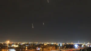 Iran ने इज़राइल और खाड़ी देशों की ओर मिसाइलें दागीं; तेल अवीव ने हवाई रक्षा प्रणाली सक्रिय कर दी।