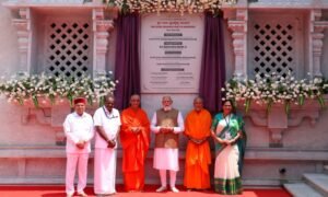 PM मोदी ने कर्नाटक के मांड्या में श्रीक्षेत्र आदिचुंचनगिरी में श्री गुरु भैरवैक्य मंदिर के दर्शन किए