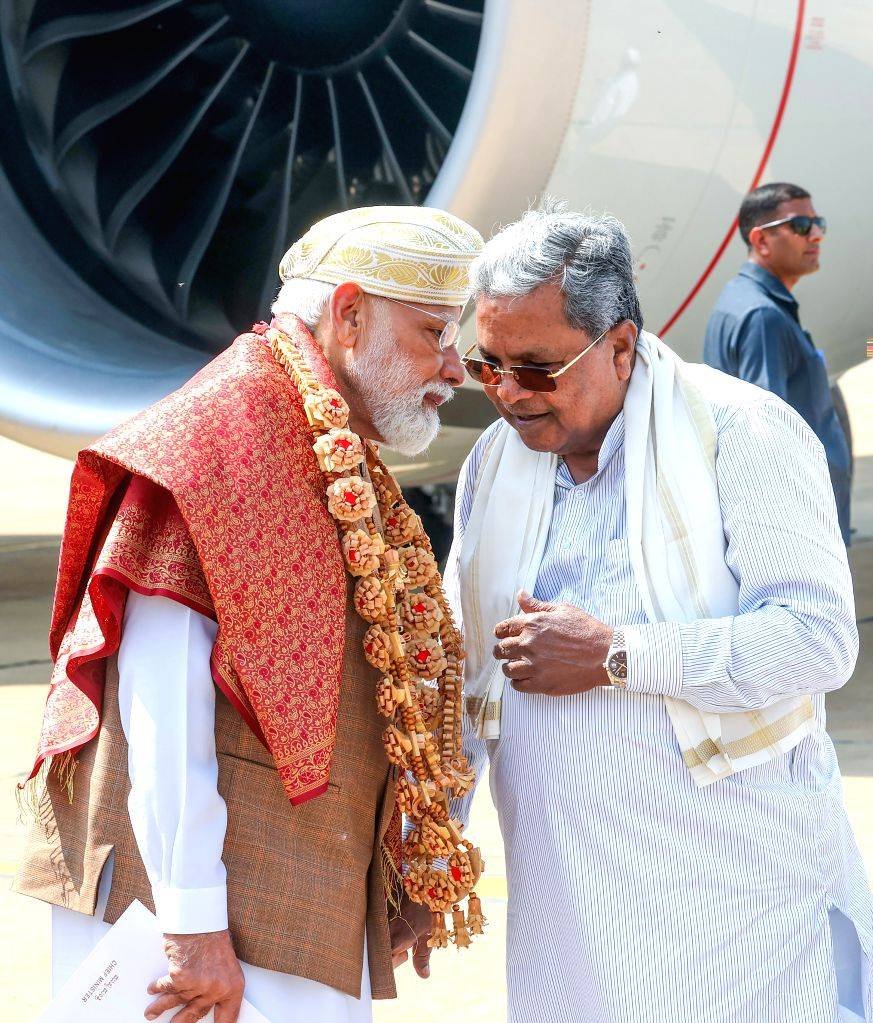 PM मोदी कर्नाटक पहुंचे, मुख्यमंत्री सिद्धारमैया ने उनका गर्मजोशी से स्वागत किया। 1 PM