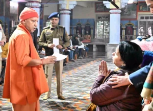 CM योगी आदित्यनाथ ने जनता दरबार आयोजित किया, उत्तर प्रदेश के गोरखपुर में जनता की शिकायतें सुनी