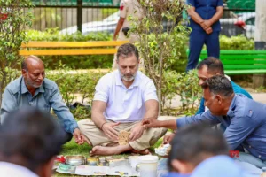 Congress नेता राहुल गांधी दिल्ली के बंगाली बाजार में ऑटो रिक्शा चालकों से बातचीत करते नजर आए।