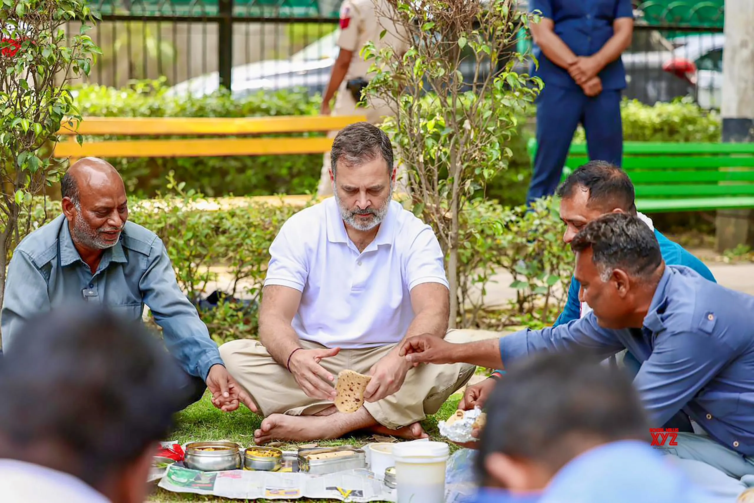 Congress नेता राहुल गांधी दिल्ली के बंगाली बाजार में ऑटो रिक्शा चालकों से बातचीत करते नजर आए। 1 Congress