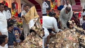 Gujarat के लोक गायक पर श्रद्धालुओं ने दहाड़ लगाई और वे पैसों के ढेर में दब गए: हिंदी में 1000 शब्दों में