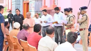 UP के मुख्यमंत्री योगी आदित्यनाथ ने ‘जनता दर्शन’ के दौरान जनसमस्याओं की समीक्षा की