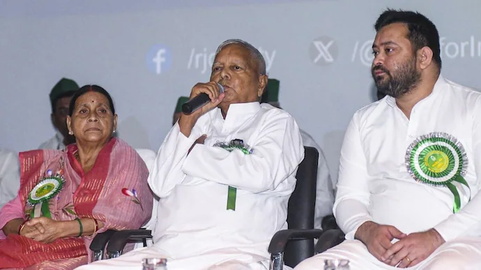 Bihar में लालू-राबड़ी, राजद का विरोध बढ़ने के बाद तेजस्वी यादव ने सुरक्षा कवर लौटाया 1 Bihar