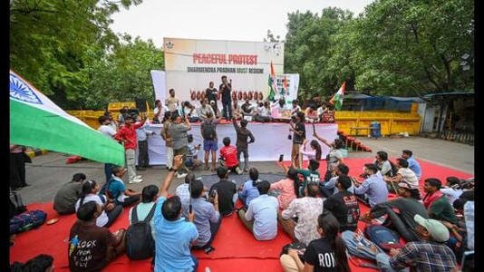 Cockroach जनता पार्टी जंतर मंतर पर दूसरे दिन भी प्रदर्शन जारी रखती है 1 Cockroach