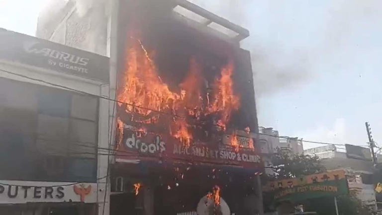 Lucknow आग: 2016 में ध्वस्त करने के आदेश के बावजूद इमारत साफ कर दी गई, जांच में चौंकाने वाली कमियां सामने आईं 1 Lucknow
